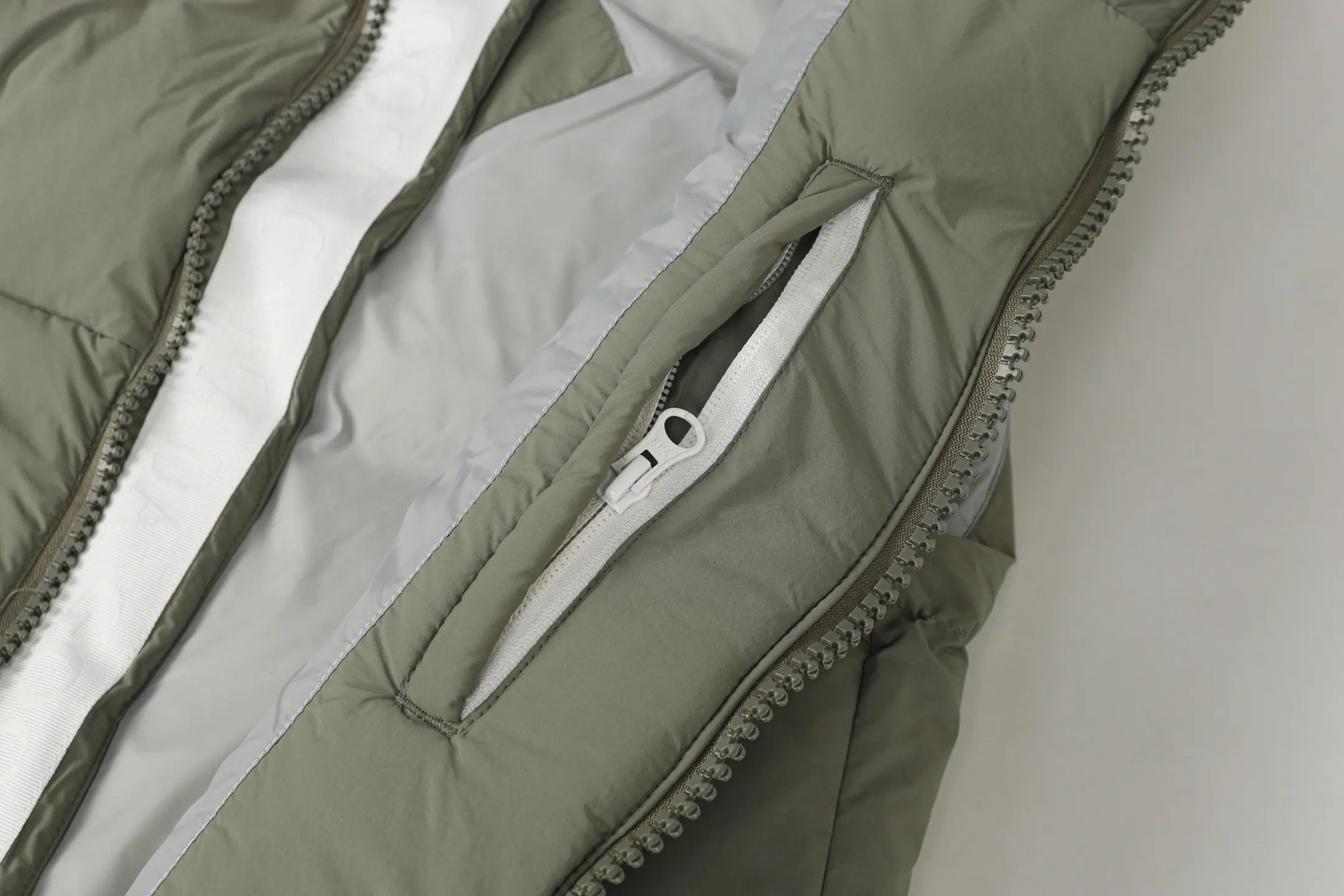 P480 CANADA GOOSE/PASTELS capsule white label series down vest The white label series is a capsule limited series and the most popular PASTELS series this year. The chest labels are all white badges with pure silicone texture. The pattern has a strong contrast between concave and convex. The topographic map of Canada on the badge is lifelike. The plastic material used for currency logos on the market is very hard to the touch! Our original independent order accessories are all custom-made original accessories. The imported YKK zipper has correct teeth and the zipper teeth are very thick. The zipper webbing logo is printed with three M fluorescent colors and the original custom-made washed logo. The placket webbing and wiring details are all restored. Color: Black Pure White Light Pink Khaki Moonlight Gray Size: XS S M L XL